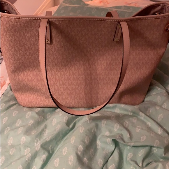 Michael Kors tote and matching wallet! - Picture 2 of 8
